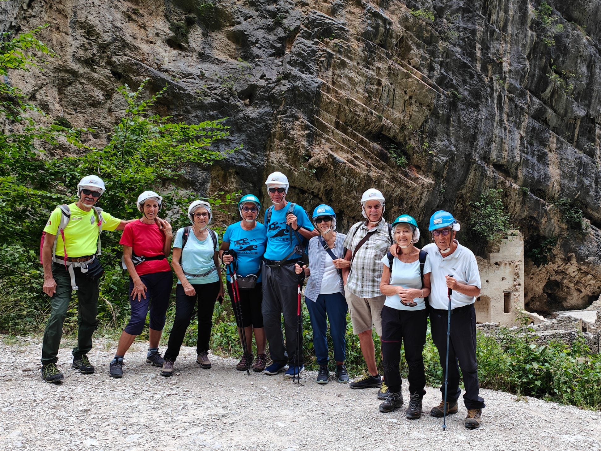 Gruppo di escursionisti con guida naturalistica nelle Gole di Fara San Martino — trekking guidato Maiella