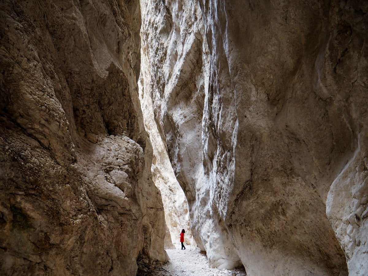 Ingresso delle Gole di Fara San Martino — sentiero lungo il fiume Verde tra pareti rocciose