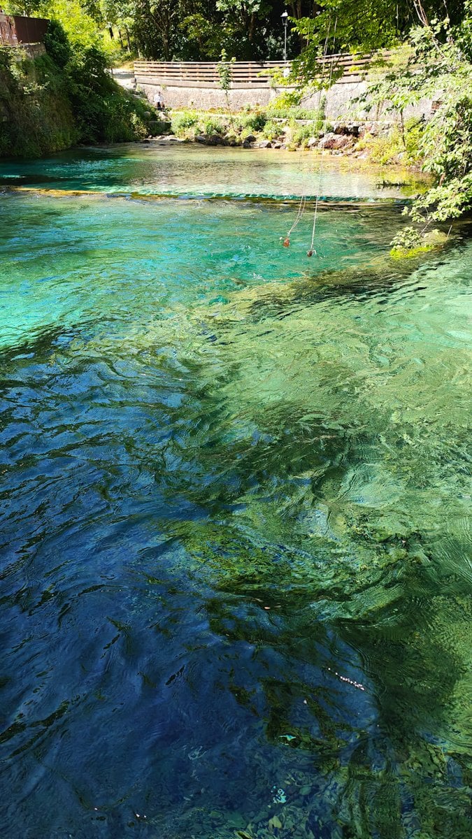 Fiume Verde in Abruzzo — acque cristalline che scorrono tra le rocce calcaree della Maiella, Valle dell'Orfento