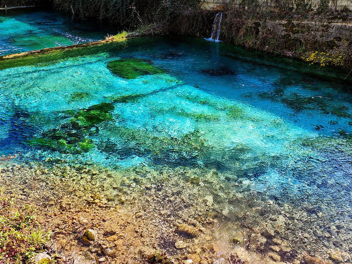 Escursionisti sul sentiero delle Gole — percorso tra rocce e vegetazione mediterranea